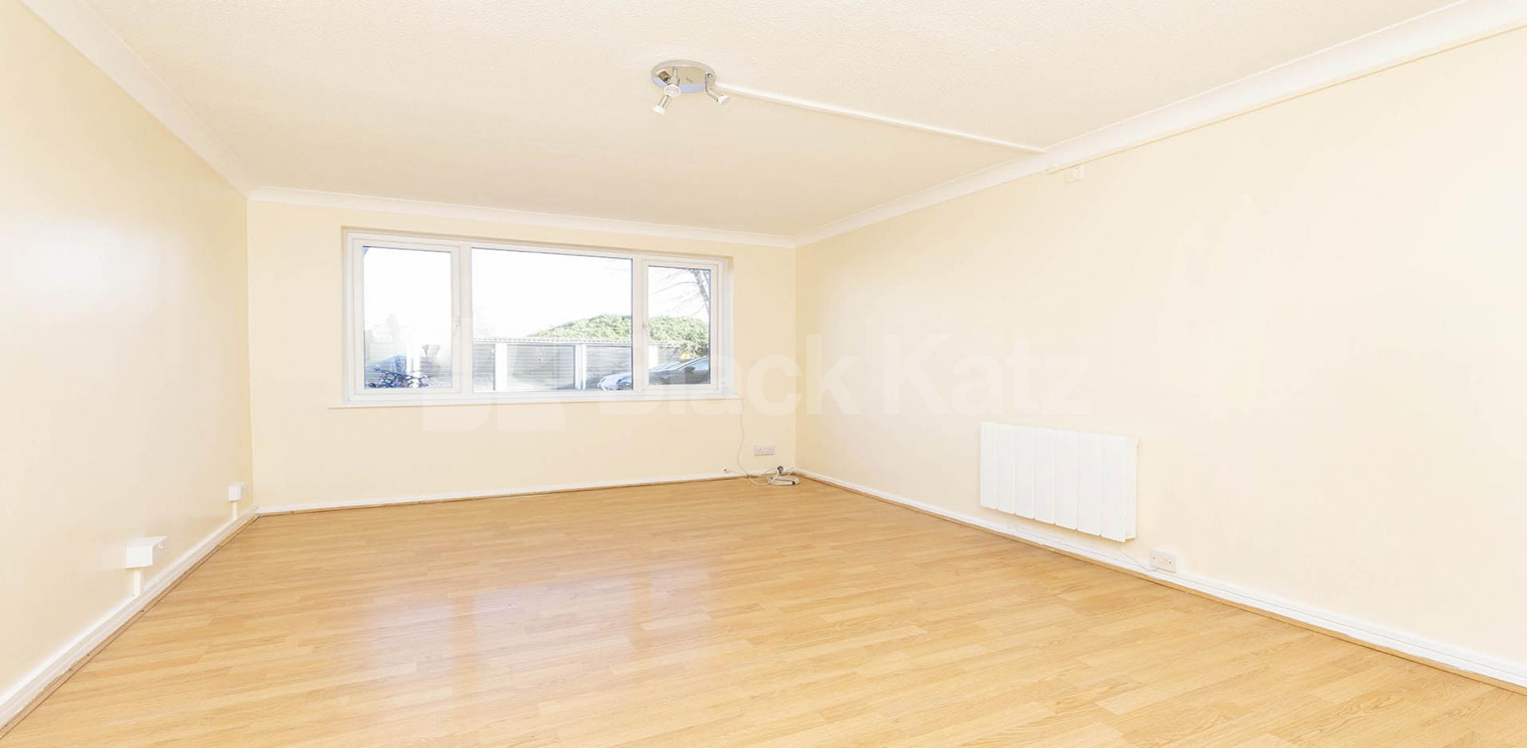 Refurbished 1 bedroom property with a study Oakleigh Road South, New Southgate 